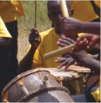Suonatori di tamburo in Ghana Africa